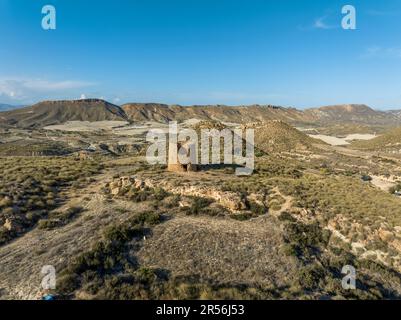 La vecchia torre di guardia del mulino a vento nella provincia di Lucasena de la Torres, nell'Almeria, considerata come una bella città della Spagna Foto Stock