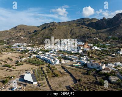 Veduta aerea panoramica della provincia di Almeria di Lucainena de la Torres, considerata come un bellissimo villaggio della Spagna Foto Stock