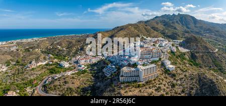 Pittoresco villaggio spagnolo collinare bianco lavato di Mojacar durante la giornata di sole contro il cielo blu. Destinazioni di viaggio, luoghi famosi. Europa, sud S Foto Stock