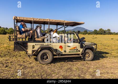 Con guida in veicolo safari attraverso il Parco Nazionale di Liwonde, Malawi. Veicolo Safari al Kutchire Lodge. I safari sono offerti al mattino alle 6:00 e al pomeriggio Foto Stock