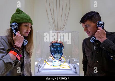 Londra, Regno Unito. 1 giugno 2023. ‘Imprinting’ di (L) Beatie Wolf, un’installazione che guarda alla natura della neurologia e del suono, il giorno di apertura della London Design Biennale 2023 a Somerset House. Oltre 40 espositori di design internazionali stanno presentando installazioni che espongono progetti che affrontano sfide globali in una varietà di mezzi. Lo spettacolo si svolge dal 1 al 25 giugno. Credit: Stephen Chung / Alamy Live News Foto Stock