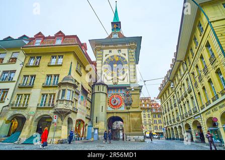 BERNA, SVIZZERA - 31 MARZO 2022: Zytglogge con il suo orologio astronomico è la torre più fotogenica della città vecchia, il 31 marzo a Berna, in Svizzera Foto Stock