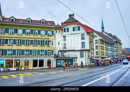 BERNA, SVIZZERA - 31 MARZO 2022: Scena urbana in piazza Kornhausplatz con case storiche con persiane verdi, il 31 marzo a Berna, Swit Foto Stock