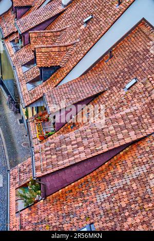 Affascinanti e tradizionali tetti di tegole rosse di case medievali nel centro storico di Berna, in Svizzera Foto Stock