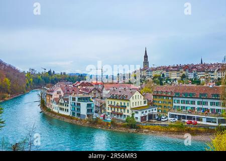 Paesaggio urbano piovoso del quartiere storico di Mattequartier sulla riva del fiume Aare a Berna, in Svizzera Foto Stock