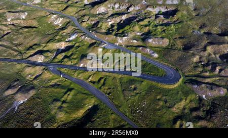 Una vista aerea del drone A4069 noto come Black Mountain Pass nel Galles del Sud nel Regno Unito spesso utilizzato in una popolare serie di auto TV a causa del rapido avvolgimento Foto Stock