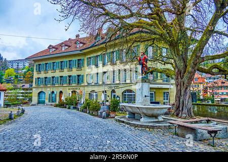 BERNA, SVIZZERA - 31 MARZO 2022: Piazza Lauferplatz con una delle tipiche fontane bernesi con sculture colorate, il 31 marzo a Berna, Svizzera Foto Stock