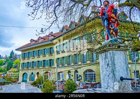 BERNA, SVIZZERA - 31 MARZO 2022: Fontana Lauferbrunnen in piazza Lauferplatz, il 31 marzo a Berna, Svizzera Foto Stock