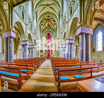 BERNA, SVIZZERA - 31 MARZO 2022: La sala principale della Chiesa di S. Peter und Paul, il 31 marzo a Berna, Svizzera Foto Stock