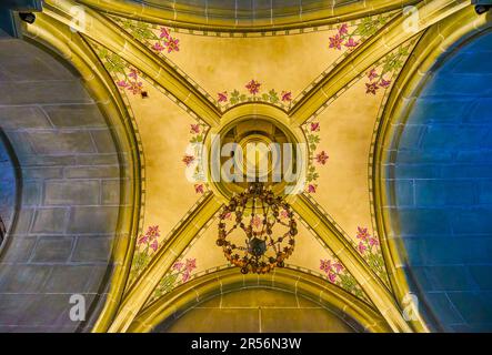 BERNA, SVIZZERA - 31 MARZO 2022: Il piccolo lampadario e la colorata volta di St Peter und Paul, il 31 marzo a Berna, Svizzera Foto Stock