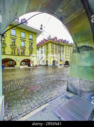 La vista sulla via centrale Kramgasse attraverso l'arco, Berna, Svizzera Foto Stock