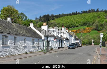 Edifici bianchi in High Street con monumento alla guerra alla fine, Gatehouse of Fleet, Dumfries e Galloway, Scozia, Regno Unito Foto Stock