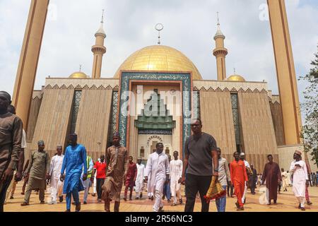 I musulmani hanno partecipato alla conferenza pubblica di inaugurazione presidenziale del 2023 e alla preghiera di Juma’at che ha segnato l’inaugurazione e il giuramento del Presidente eletto Bola Ahmed Tinubu alla Moschea Nazionale di Abuja, Nigeria. Foto Stock
