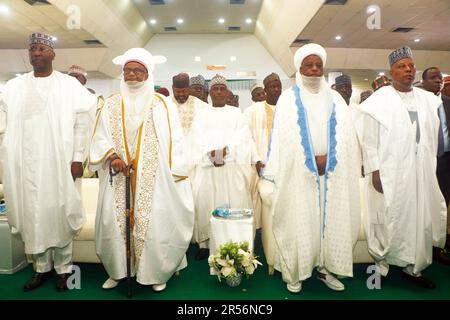 I musulmani hanno partecipato alla conferenza pubblica di inaugurazione presidenziale del 2023 e alla preghiera di Juma’at che ha segnato l’inaugurazione e il giuramento del Presidente eletto Bola Ahmed Tinubu alla Moschea Nazionale di Abuja, Nigeria. Foto Stock