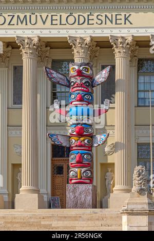 Szeged, Ungheria - 30 luglio 2022: Colonna indiana Totem Pillar di fronte a Mora Ferenc Storia Naturale ed Etnologia mostre Museo Summer Day. Foto Stock