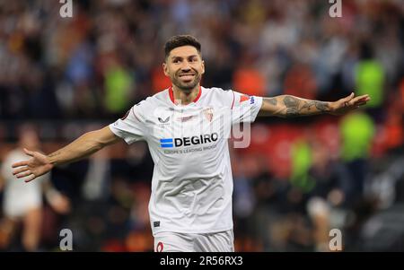 Budapest, 31 maggio 2023: Gonzalo Montiel del Sevilla FC festeggia il 31 maggio 2023 la vittoria delle parti nella partita di calcio finale della UEFA Europa League tra il Sevilla FC e COME Roma allo stadio Puskás Aréna di Budapest. Photo by, Kredit: Gabriella Barbara, Alamy Live News Foto Stock