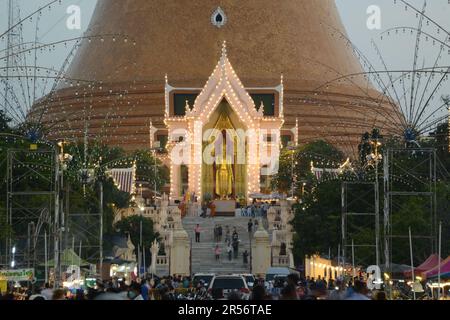 Phra Pathom Chedi significa la prima pagoda sacra ed è la pagoda più alta del mondo, alta 120,45 metri e circonferenza di 235,50 metri, Foto Stock