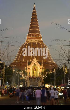 Phra Pathom Chedi significa la prima pagoda sacra ed è la pagoda più alta del mondo, alta 120,45 metri e circonferenza di 235,50 metri, Foto Stock