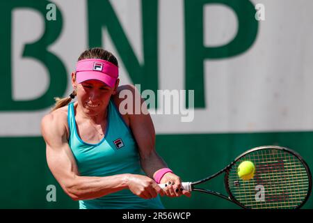 Parigi, Francia. 01st giugno, 2023. Tennis: Grand Slam/WTA Tour - Francese Open, single, donne, 2nd round. Alexandrova (Federazione Russa) - Friedsam (Germania). Ekaterina Alexandrova è in azione. Credit: Frank Molter/dpa/Alamy Live News Foto Stock