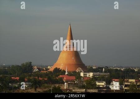 Phra Pathom Chedi significa la prima pagoda sacra ed è la pagoda più alta del mondo, alta 120,45 metri e circonferenza di 235,50 metri, Foto Stock