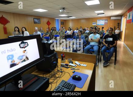 (230601) -- BEIRUT, 1 giugno 2023 (Xinhua) -- i tirocinanti frequentano un corso di lingua e cultura cinese tenuto presso la sede della forza ad interim delle Nazioni Unite in Libano (UNIFIL) a Naqoura, nel sud del Libano, il 31 maggio 2023. Il fan della cultura cinese è stato così entusiasta che il corso di lingua cinese sta tornando alla sede dell'UNIFIL dopo una lunga sospensione a causa della pandemia COVID-19. A margine delle conferenze, i peacekeeper cinesi hanno dimostrato alcune attività culturali tradizionali cinesi, tra cui calligrafia, pittura, arti marziali, arte del tè, e la danza del leone. Foto Stock