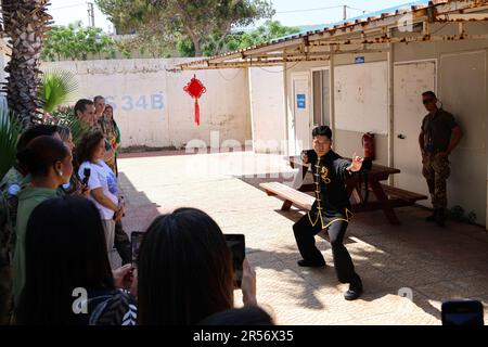 (230601) -- BEIRUT, 1 giugno 2023 (Xinhua) -- gli apprendisti osservano un'esecuzione dell'esercizio tradizionale di salute cinese durante un corso di lingua e cultura cinese tenuto presso la sede della forza provvisoria delle Nazioni Unite in Libano (UNIFIL) a Naqoura, nel sud del Libano, il 31 maggio 2023. Il fan della cultura cinese è stato così entusiasta che il corso di lingua cinese sta tornando alla sede dell'UNIFIL dopo una lunga sospensione a causa della pandemia COVID-19. A margine delle conferenze, i peacekeeper cinesi hanno dimostrato alcune attività culturali tradizionali cinesi, tra cui cal Foto Stock