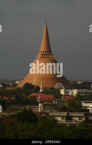 Phra Pathom Chedi significa la prima pagoda sacra ed è la pagoda più alta del mondo, alta 120,45 metri e circonferenza di 235,50 metri, Foto Stock
