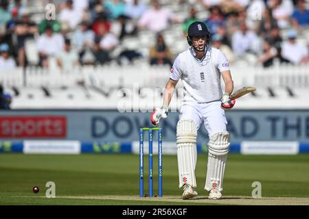 Ben Duckett di Inghilterra si prepara ad affrontare la sua prima palla delle inning durante il LV= Insurance Day One Test Match Inghilterra vs Irlanda a Lords, Londra, Regno Unito, 1st giugno 2023 (Foto di Craig Thomas/News Images) Foto Stock