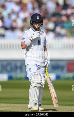 Ben Duckett di Inghilterra si prepara ad affrontare la sua prima palla delle inning durante il LV= Insurance Day One Test Match Inghilterra vs Irlanda a Lords, Londra, Regno Unito, 1st giugno 2023 (Foto di Craig Thomas/News Images) Foto Stock