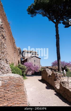 Italia, Roma, 2022-04-14. Turismo attraverso la città di Roma, la capitale italiana, con i suoi monumenti e siti archeologici. Italie, Roma, le 2022-04- Foto Stock