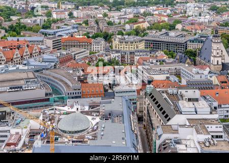 Viste aeree dalla Torre Panorama di Lipsia. La città è stata gravemente bombardata alla fine della seconda guerra mondiale, quindi la maggior parte di ciò che si può vedere è stata ricostruita da allora. Foto Stock