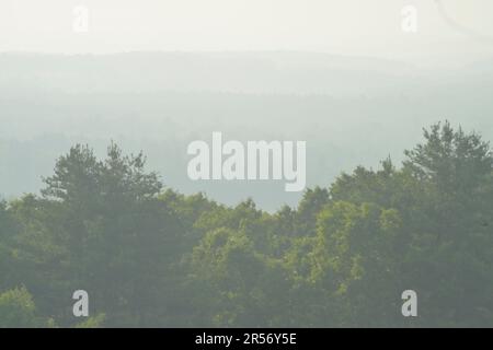 Harvard, Massachusetts, Stati Uniti. 29th maggio, 2023. L'aria di Smokey si sposta sulle terre della Oxbow National Wildlife e nella vicina area del Massachusetts centrale a seguito di incendi boschivi in Nuova Scozia, Canada, a più di 600 chilometri circa di distanza. (Credit Image: © Kenneth Martin/ZUMA Press Wire) SOLO PER USO EDITORIALE! Non per USO commerciale! Foto Stock