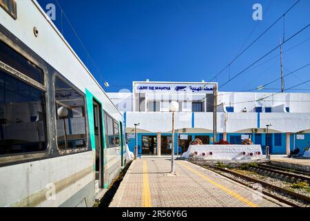 Mahdia, Tunisia, 29 gennaio 2023: La piattaforma della metropolitana Sahel a Mahdia con il treno in attesa di passeggeri a Sousse Foto Stock