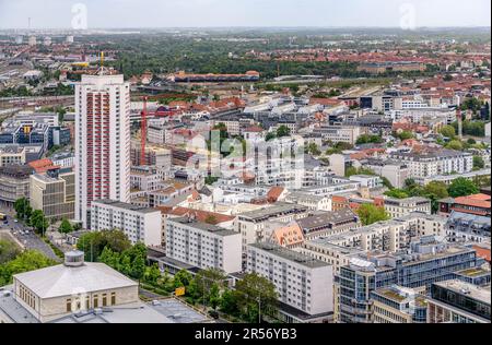 Viste aeree dalla Torre Panorama di Lipsia. La città è stata gravemente bombardata alla fine della seconda guerra mondiale, quindi la maggior parte di ciò che si può vedere è stata ricostruita da allora. Foto Stock
