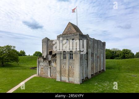 Castle Rising è un castello ben conservato in rovina a Norfolk, Regno Unito. Costruito nel XII secolo, il più famoso abitante era la regina Isabella Foto Stock