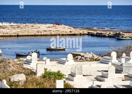 Mahdia, Tunisia, 29 gennaio 2023: Piccolo bacino portuale di fronte al grande cimitero della città costiera di Mahdia. Foto Stock