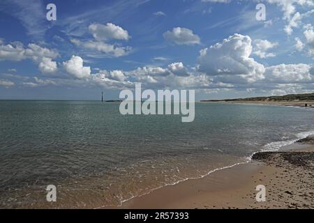Nuvole sulla spiaggia che guarda a sud verso Sea Pling Eccles-on-Sea, Norfolk, Regno Unito Settembre Foto Stock
