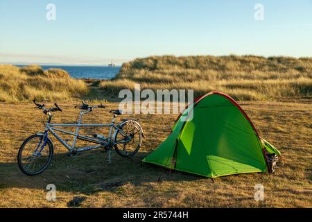 Un tourer in tandem che campeggia lungo il percorso costiero del Fife vicino a Largo, Fife, Scozia Foto Stock