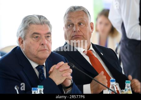 Bulboaca, Moldova. 01st giugno, 2023. Bulboaca, Moldova. 01 giugno, 2023. Il primo ministro ungherese Viktor Orban, a destra, e il primo ministro monegasco Pierre Dartout, a sinistra, al vertice della Comunità politica europea al castello di Mimi, il 1 giugno 2023 a Bulboaca, Moldova. Credit: Foto piscina/Ufficio stampa presidenziale ucraino/Alamy Live News Foto Stock