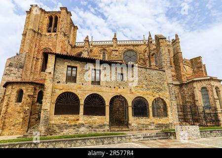 La Chiesa di Santa Maria de la Asuncion, monumento religioso, una miscela di stile gotico e romanico, con intricate sculture in pietra, e impressionante b Foto Stock