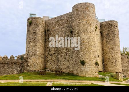 Castello di Santa Ana, maestosa fortezza medievale con robuste mura in pietra, merlature merlate e imponenti torri. Castro-Urdiales, Cantabria, Spagna. Foto Stock