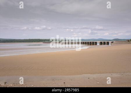 Arnside Viadotto è una struttura di 51 campate che porta la Carnforth e Whitehaven Line sopra l'estuario del fiume Kent, Arnside, Cumbria. Foto Stock