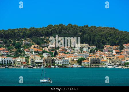 Panorama sul lungomare della città di Argostolion con bassi edifici sull'Isola Ionica di Cefalonia Grecia. Foto Stock