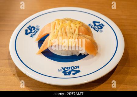 Un piatto di sushi al Kura Sushi, Giappone Foto Stock