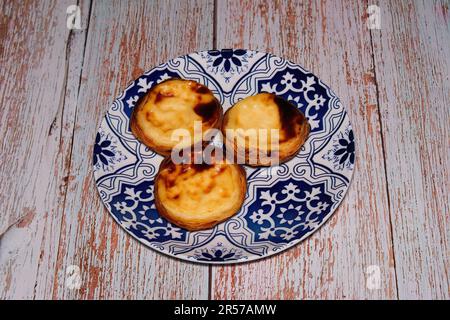 Pasteis De Nata, Pastel de Belem, dolci tradizionali portoghesi in miniatura alla crema di uova serviti su un piatto. Foto Stock