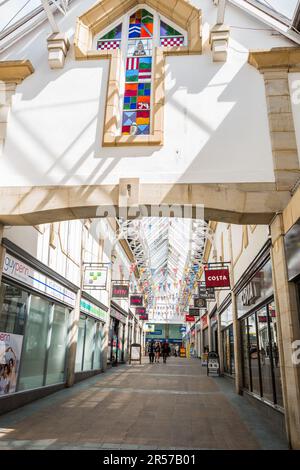 Centro commerciale Marketgate. I clienti e gli amanti dello shopping potranno godersi il sole primaverile nel centro di Lancaster. Foto Stock