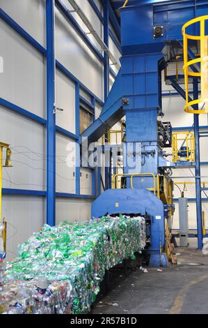 Imballatrice in un impianto di smistamento rifiuti, pressa per bottiglie di plastica macchina idraulica macchina per smistamento rifiuti, bottiglie di plastica pressate, Foto Stock