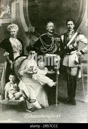 Carta postale d'avant la Première Guerre avec une légende-le bonheur des Hohenzollern ! L'empereur Guillaume II se tient debout au côté de son fils et Foto Stock