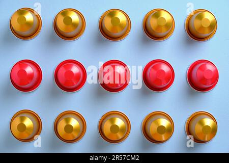 Cialde di caffè in una griglia su uno sfondo semplice. Vista dall'alto verso il basso. Foto Stock