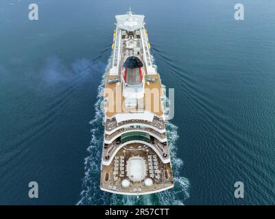 Balmoral è una nave da crociera di proprietà e gestita da Fred. Olsen Cruise Lines. CROCIERA MV Balmoral con arrivo alle vedute aeree di Southampton. Foto Stock